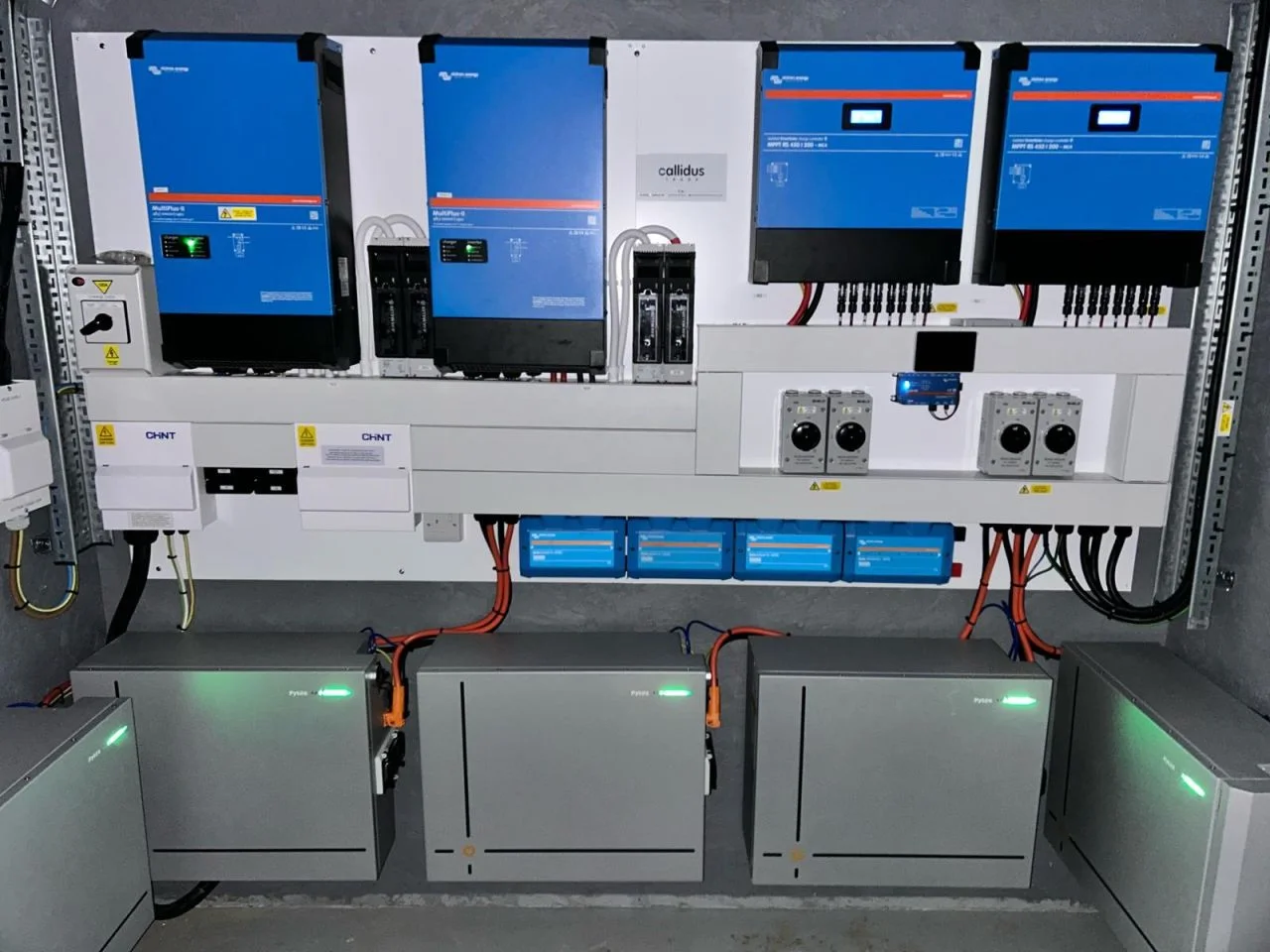 Батареї Pytes V12 у складі автономної домашньої енергосистеми у Великій Британії