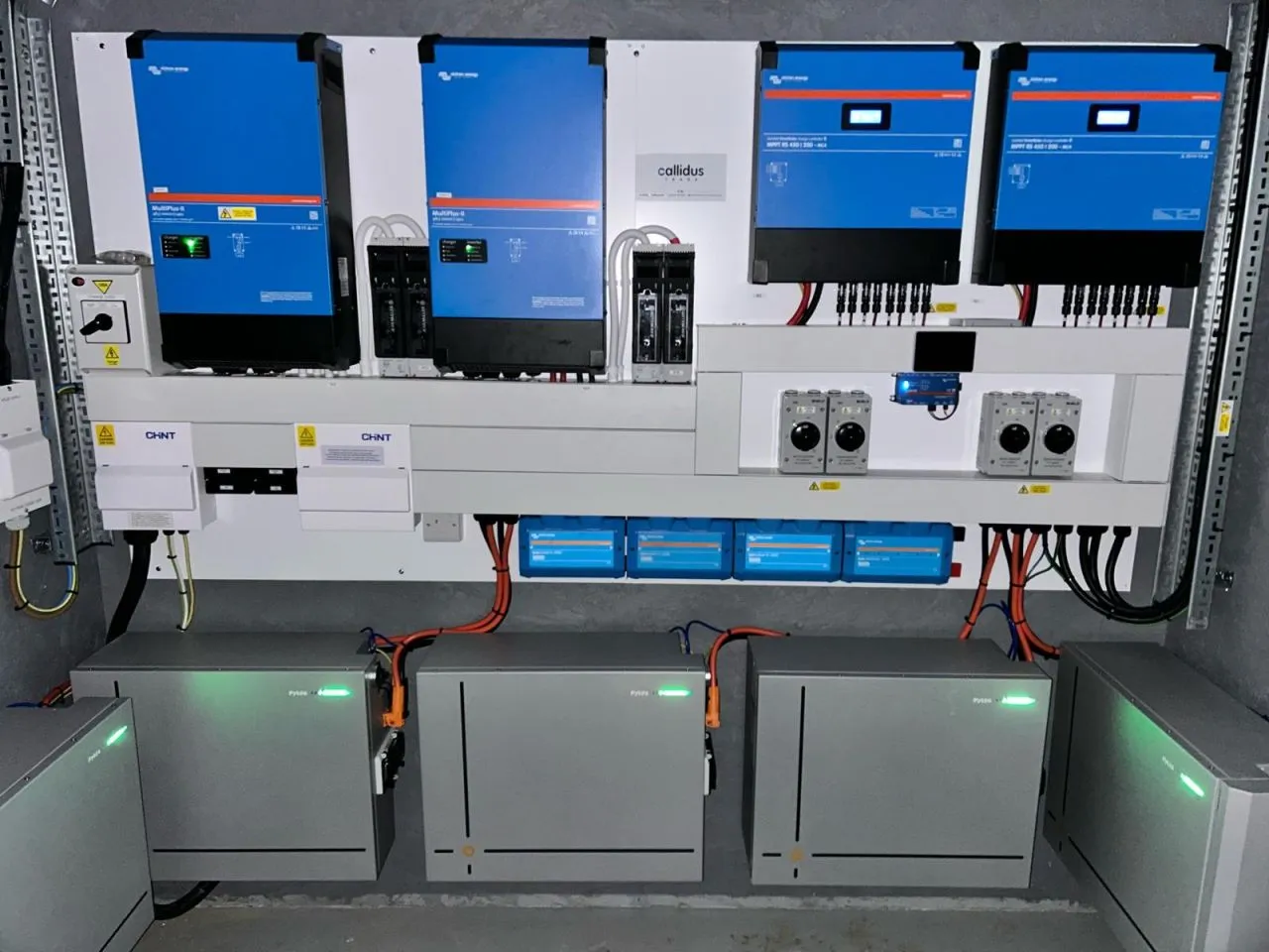 Батареї Pytes V12 у складі автономної домашньої енергосистеми у Великій Британії